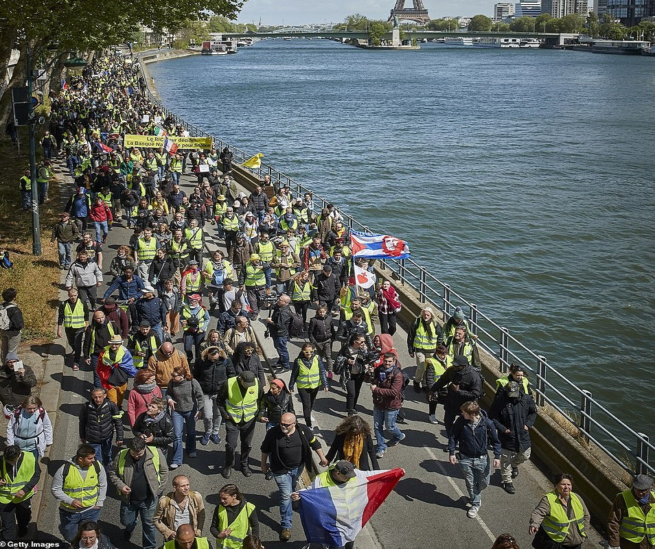 Cuộc tuần hành khắp nước Pháp vẫn diễn ra dù trước đó, Tổng thống Pháp Emmanuel Macron đã cam kết giảm thuế thu nhập 5 tỉ euro, bù lại bằng việc giảm chi tiêu công, bãi bỏ việc miễn giảm thuế cho doanh nghiệp,...Ảnh: The Sun.