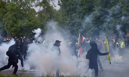 Cảnh sát đã phải sử dụng hơi cay để giải tán đám đông người biểu tình gần tòa nhà Nghị viện Châu Âu đặt tại thành phố Strasbourg. Ảnh: The Sun.