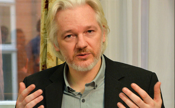 Thẩm phán Emma Arbuthnot tuyên bố ông Assange sẽ bị tạm giam chờ tuyên án và tiếp tục hầu tòa vào ngày 2/5 để xử lý yêu cầu dẫn độ sang Mỹ với cáo buộc tấn công mạng và trộm tài liệu mật. Tại Anh, ông Assange đối mặt với bản án 12 tháng tù và tại Mỹ có thể lên tới 5 năm tù. Ảnh: Telegraph.