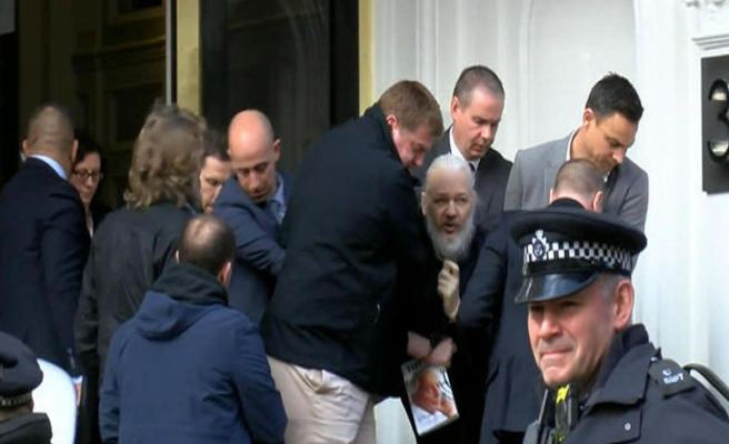 Ông từng theo học trường tiểu học Goolmangar ở New South Wales (1979-1983) và trường trung học Townsville cũng như học tại nhà. Năm 16 tuổi, Assange quyết định thử làm hacker thực thụ. Ảnh: CBS News.