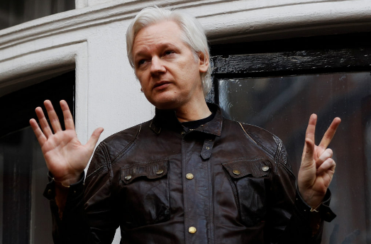 Khi còn ở tuổi thiếu niên, Assange kết hôn với một người phụ nữ tên Teresa và năm 1989 họ có một con trai, Daniel Assange, hiện là một nhà thiết kế phần mềm. Tuy nhiên, cặp đôi ly hôn vào năm 1999. Ảnh: PBS.