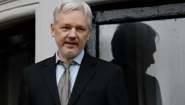 Sở cảnh sát London đã cập nhật thông báo rằng lệnh bắt được đưa ra theo yêu cầu dẫn độ từ phía Mỹ. Sau đó, ông Assange ra hầu tòa với cáo buộc trốn nộp tiền bảo lãnh và không xuất hiện trước tòa hồi năm 2012. Ảnh: FT.