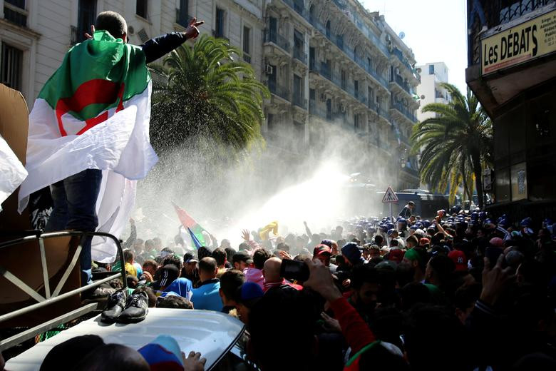 Cảnh sát Algeria phun vòi rồng giải tán đám đông người biểu tình ở Algiers ngày 29/3.