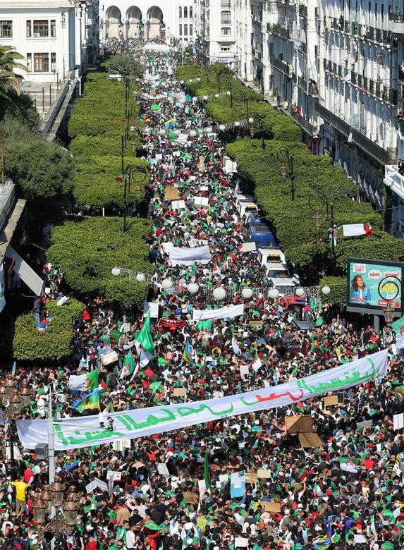 Người biểu tình mang theo cờ và băng rôn khẩu hiệu tham gia cuộc biểu tình ở thủ đô Algiers ngày 29/3.