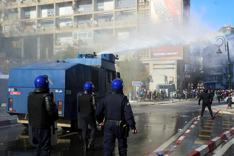 Đường phố thủ đô Algiers hỗn loạn trong cuộc đụng độ giữa người biểu tình và lực lượng an ninh Algeria.