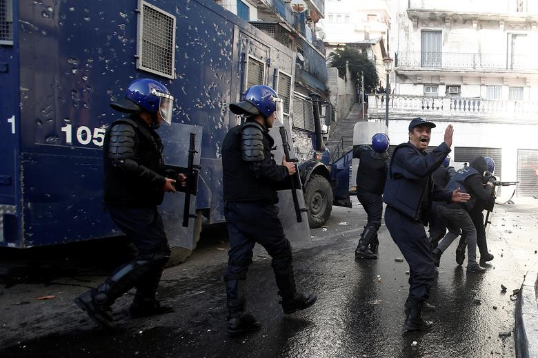 Cảnh sát chống bạo động Algeria đụng độ với những người biểu tình đòi Tổng thống Abdelaziz Bouteflika từ chức.