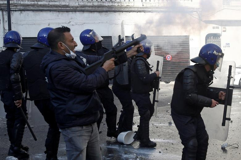 Cảnh sát Algeria đụng độ với người biểu tình yêu cầu Tổng thống Bouteflika từ chức ở thủ đô Algiers ngày 29/3.