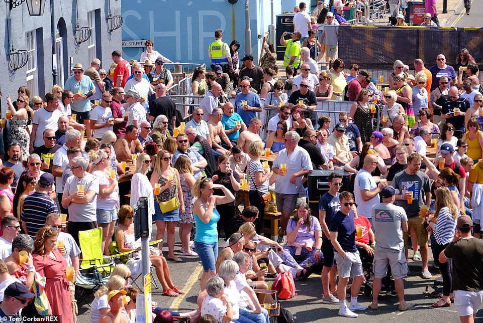 Mọi người tập trung bên ngoài một quán rượu ở Weymouth Old Town.