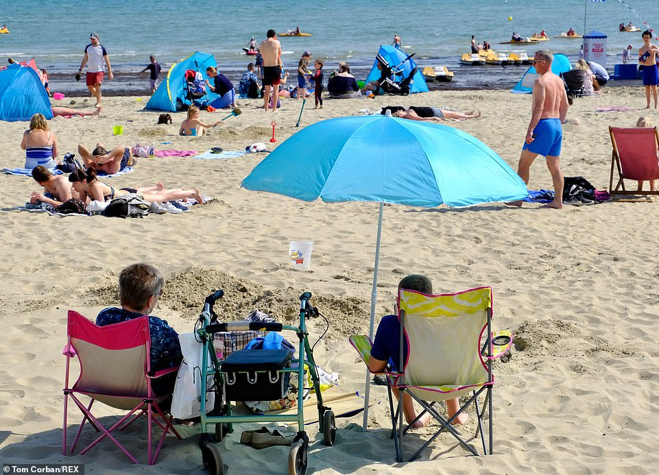 Hầu hết các bãi biển ở Anh đều đông đúc cuối tuần qua khi nền nhiệt tăng cao.