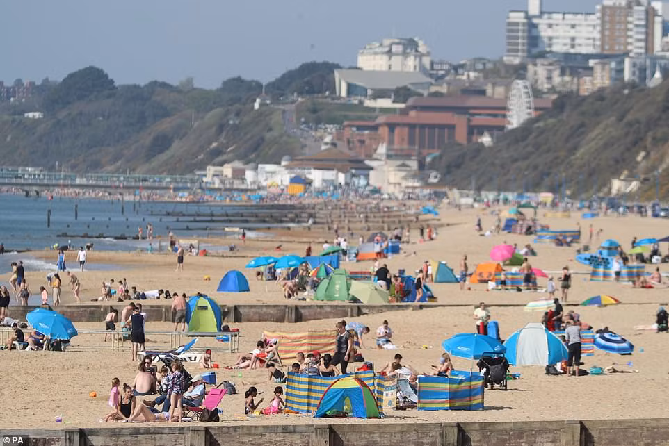 Người dân tắm nắng tại bãi biển Boscombe, Dorset, cuối tuần qua.