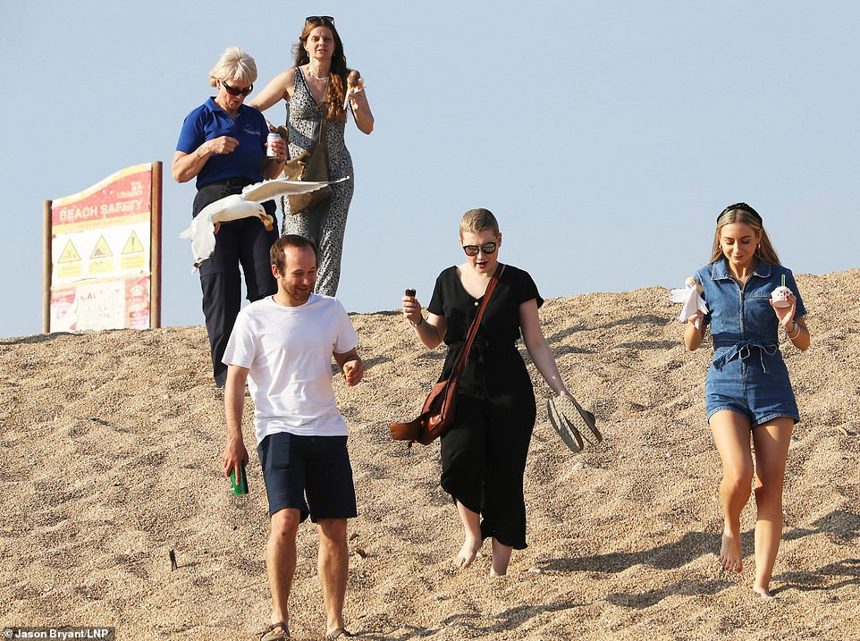 Tại Wales, Scotland và Bắc Ireland, người dân tận hưởng ngày lễ Phục sinh 21/4 "ấm áp" khi nhiệt độ được ghi nhận ở mức 23 độ C tại Trawsgoed (Wales), 22,8 độ C ở Edinburgh (Scotland) và 20,7 độ C ở Helen's Bay, Bắc Ireland. Trong đợt nắng nóng này, hàng trăm nghìn người đã đổ xô ra các bãi biển ở nước Anh để tránh nóng.