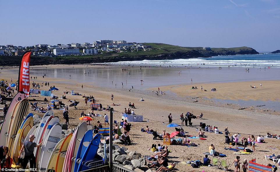 Rất nhiều người tập trung tại bãi biển Fistral ở Newquay, Cornwall.
