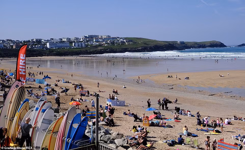Rất nhiều người tập trung tại bãi biển Fistral ở Newquay, Cornwall.