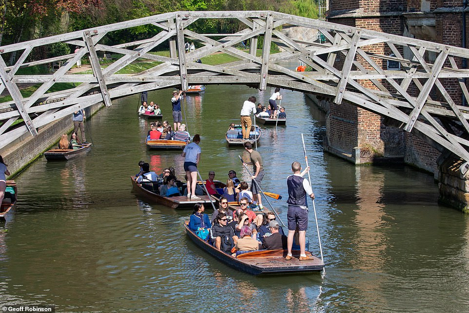 Mọi người trèo thuyền trên sông Cam ở Cambridge.