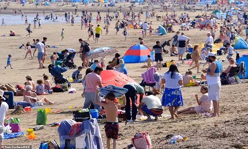 Theo Daily Mail, nhiệt độ tại nước Anh ngày càng tăng cao trong những ngày qua và dự báo lên tới 27 độ C, phá vỡ mức nhiệt kỷ lục được ghi nhận 70 năm trước. (Nguồn ảnh: Daily Mail)