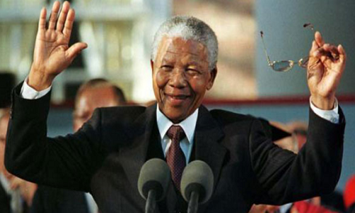 Ông Nelson Mandela sinh ngày 18/7/1918, là tổng thống da màu đầu tiên của Nam Phi. Có lẽ ít ai biết rằng, tên khai sinh của ông Nelson Mandela là Rolihlahla, có nghĩa là “người gây rắc rối”. Ảnh: Standard.