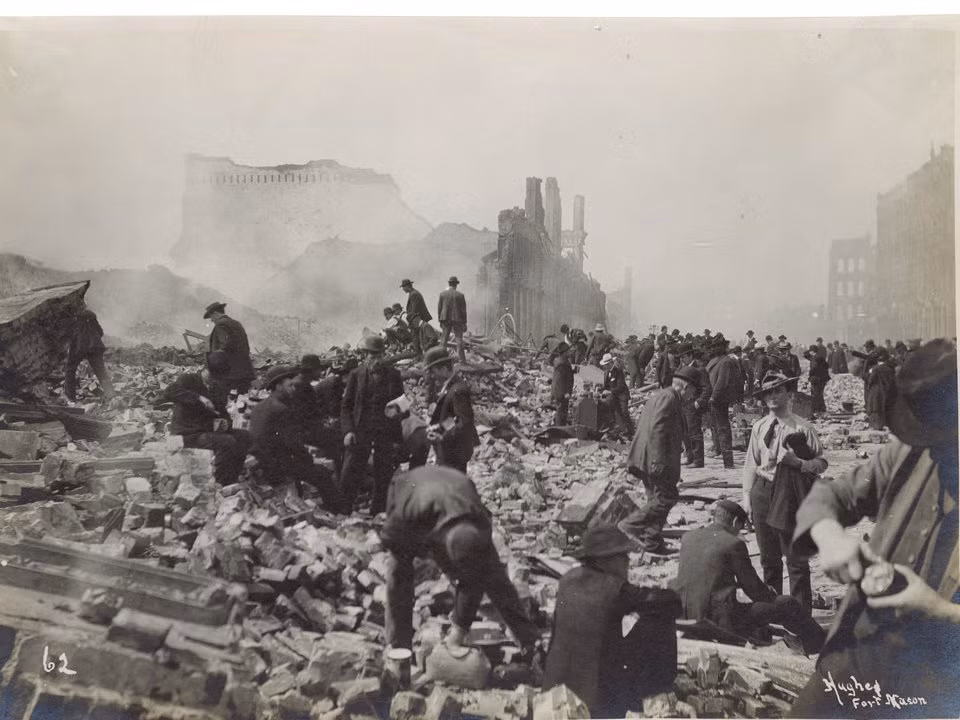 Mọi người tìm kiếm đồ có thể đem bán trong đống đổ nát ở San Francisco.
