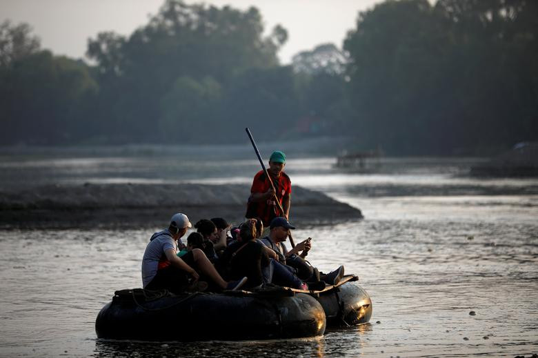 Một nhóm người Cuba ngồi trên một chiếc bè qua sông Suchiate.