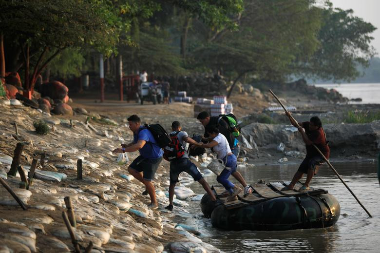Các di dân đến từ Cuba xuống bè khi tới bờ sông ở Ciudad Hidalgo, Mexico, ngày 7/4.