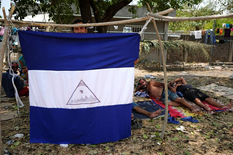 Một số di dân đến từ Nicaragua và Cuba nằm nghỉ trong khu lán trại tạm bợ ở Mapastepec, Mexico, trong lúc chờ visa để tiếp tục hành trình tới Mỹ hôm 8/4.