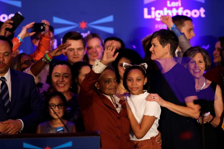 Được biết, nữ thị trưởng da màu đầu tiên của Chicago sinh ngày 4/8/1962 tại Massillon, bang Ohio, là một thành viên của Đảng Dân chủ. Bà tốt nghiệp trường trung học Washington tại Massillon.