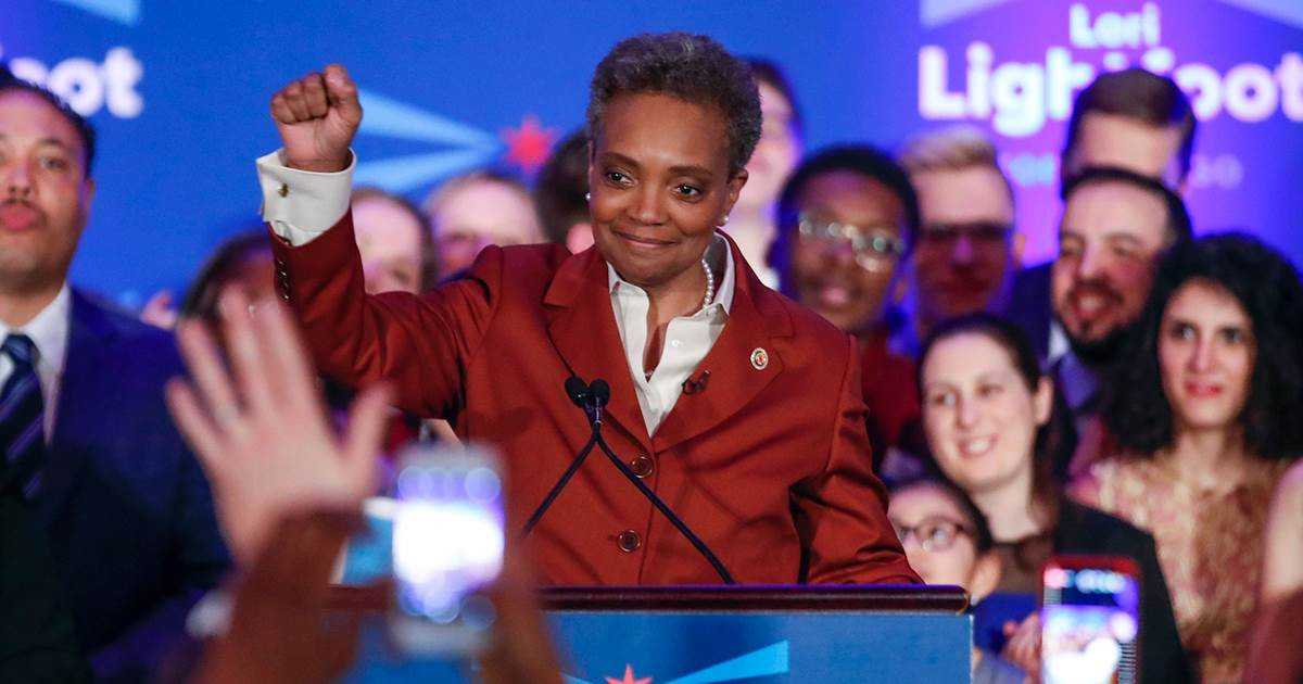 Về đời tư, bà Lori kết hôn với Amy Eshleman, người từng làm việc trong Thư viện công cộng Chicago. Họ nhận nuôi một cô con gái có tên Vivian, năm nay 11 tuổi. Ảnh: NBC News. Mời độc giả xem thêm video: Thị trấn Mỹ bầu dê làm Thị trưởng (Nguồn: VTC14)