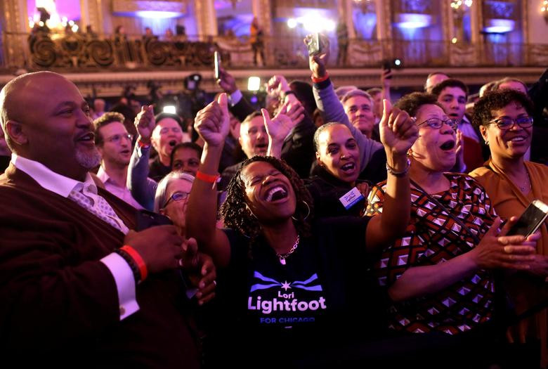 Người ủng hộ bà Lori ăn mừng sau khi bà giành chiến thắng trong cuộc bỏ phiếu.