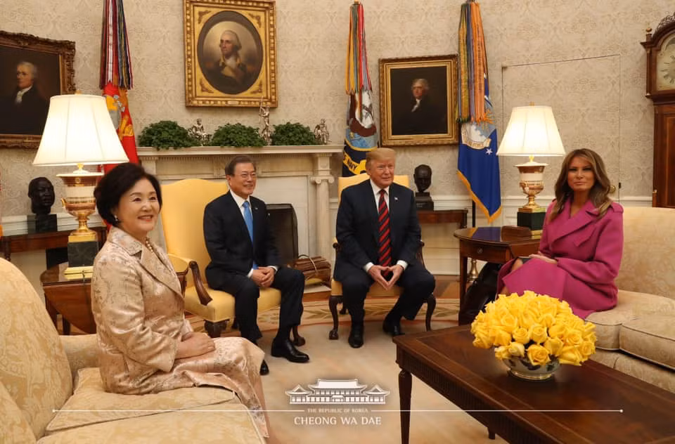 Cũng tại cuộc gặp ngày 11/4, hai nhà lãnh đạo Mỹ-Hàn đã thảo luận khả năng Tổng thống Moon Jae-in sẽ sớm có cuộc gặp Thượng đỉnh liên Triều để thúc đẩy đối thoại giữa Mỹ và Triều Tiên về vấn đề phi hạt nhân hóa. 