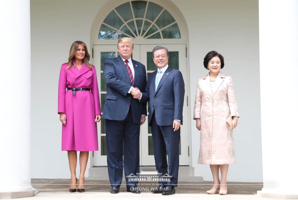 Từ trái sang phải: Đệ nhất phu nhân Mỹ Melania, Tổng thống Trump, Tổng thống Hàn Quốc Moon Jae-in và Đệ nhất phu nhân Hàn Quốc Kim Jung-sook chụp ảnh lưu niệm tại Nhà Trắng.