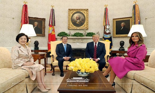 Ngày 10/4, Tổng thống Hàn Quốc Moon Jae-in tới Washington chuẩn bị cho cuộc gặp thượng đỉnh với Tổng thống Mỹ Donald Trump. Tháp tùng ông Moon trong chuyến thăm Mỹ lần này có phu nhân Kim Jung-sook (trái). (Nguồn ảnh: Nhà Xanh) 