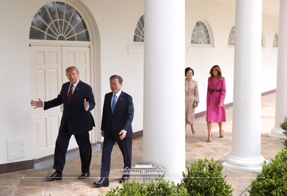 Hai nhà lãnh đạo Mỹ-Hàn tranh thủ thảo luận trên đường đi. 