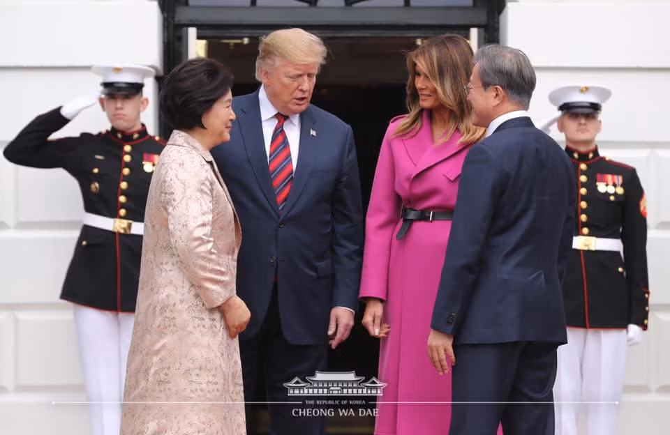 Tổng thống Trump và phu nhân Melania Trump chào đón nồng nhiệt vợ chồng Tổng thống Moon Jae-in tại Nhà Trắng. 