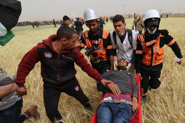 Người biểu tình Palestine bị thương được đưa ra khỏi khu vực xung đột ở phía nam Dải Gaza hôm 30/3.