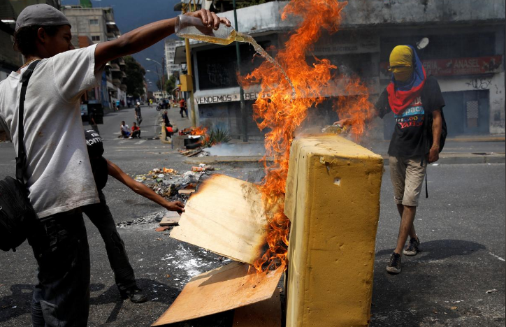 Người biểu tình đã mang đá và đeo mặt nạ, đốt lốp xe và cây dọc đường ở trung tâm thủ đô Caracas khi họ yêu cầu Tổng thống Maduro cải thiện tình hình hiện nay.