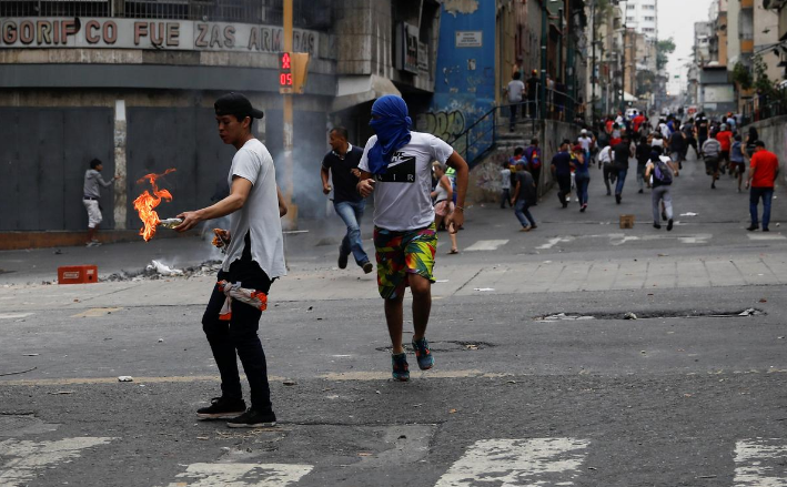 Người đàn ông cầm bom cháy tham gia cuộc biểu tình ở thủ đô Caracas ngày 31/3.
