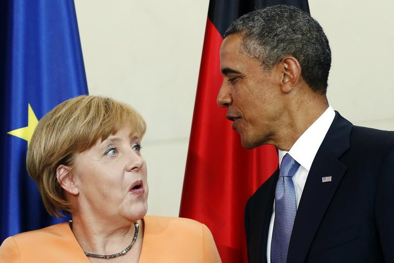 Ông Obama trao đổi với bà Merkel lúc cuối buổi họp báo ở thủ đô Berlin ngày 19/6/2013.