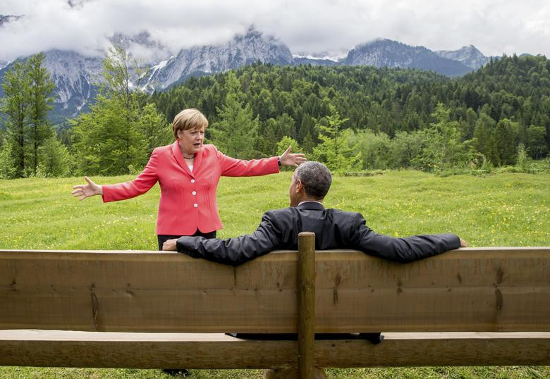 Thủ tướng Merkel trò chuyện với ông Obama ở Kruen gần Garmisch-Partenkirchen, Đức, ngày 8/6/2015.