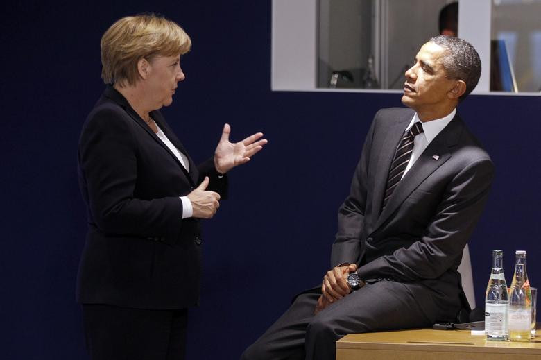 Thủ tướng Angela Merkel và Tổng thống Obama trao đổi trước khi tham dự cuộc họp trong ngày thứ hai của Hội nghị Thượng đỉnh G20 ở Cannes ngày 4/11/2011.