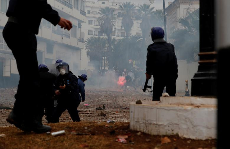 Bien nguoi an mung khi Tong thong Algeria 82 tuoi tu chuc-Hinh-13