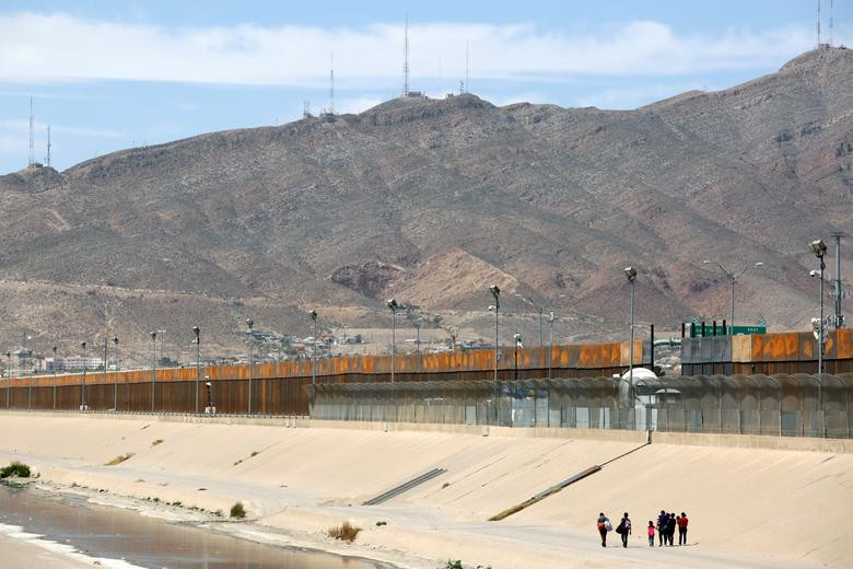 Nhằm đối phó với làn sóng nhập cư bất hợp pháp vào Mỹ, chính quyền Tổng thống Trump có thể cử thêm binh sĩ tới khu vực biên giới với Mexico và dự định sẽ đóng cửa tất cả hoặc một số cửa khẩu biên giới trong tuần này.