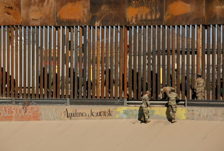 Binh sĩ Mỹ được triển khai tại khu vực hàng rào biên giới Mỹ-Mexico nhìn từ Ciudad Juarez, Mexico, ngày 3/4.