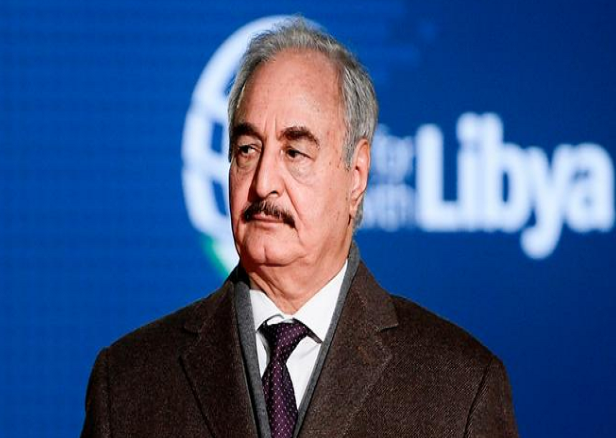 Tháng 9/1964, ông Haftar theo học tại Học viện Quân sự Benghazi và tốt nghiệp năm 1966. Sau đó, ông được đào tạo quân sự tại Liên Xô. Ông Haftar tiếp tục theo đuổi một khoá đào tạo quân sự tại Ai Cập. Ảnh: CNN.