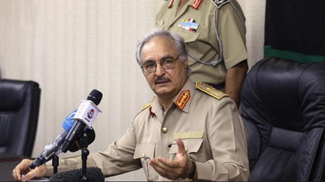 Năm 1990, ông Haftar được phóng thích theo một thỏa thuận với chính phủ Mỹ và sống ở Langley, bang Virginia, trong suốt gần hai thập kỷ. Năm 1993, trong thời gian đang sống ở Mỹ, ông đã bị kết án tử hình vắng mặt. Ảnh: NW.