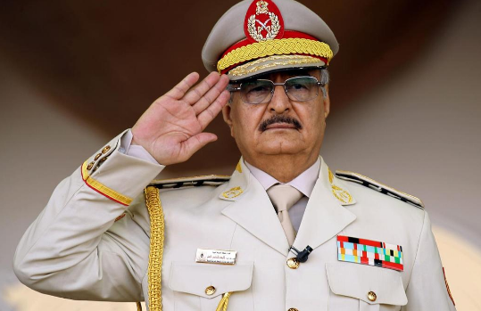 Tướng Haftar đảm nhiệm vai trò quan trọng trong cuộc nội chiến ở Libya lật đổ Đại tá Gaddafi năm 2011. Năm 2014, ông là chỉ huy Quân đội Libya và sau đó mở chiến dịch quân sự chống lại GNC cùng đồng minh của họ. Ảnh: National.