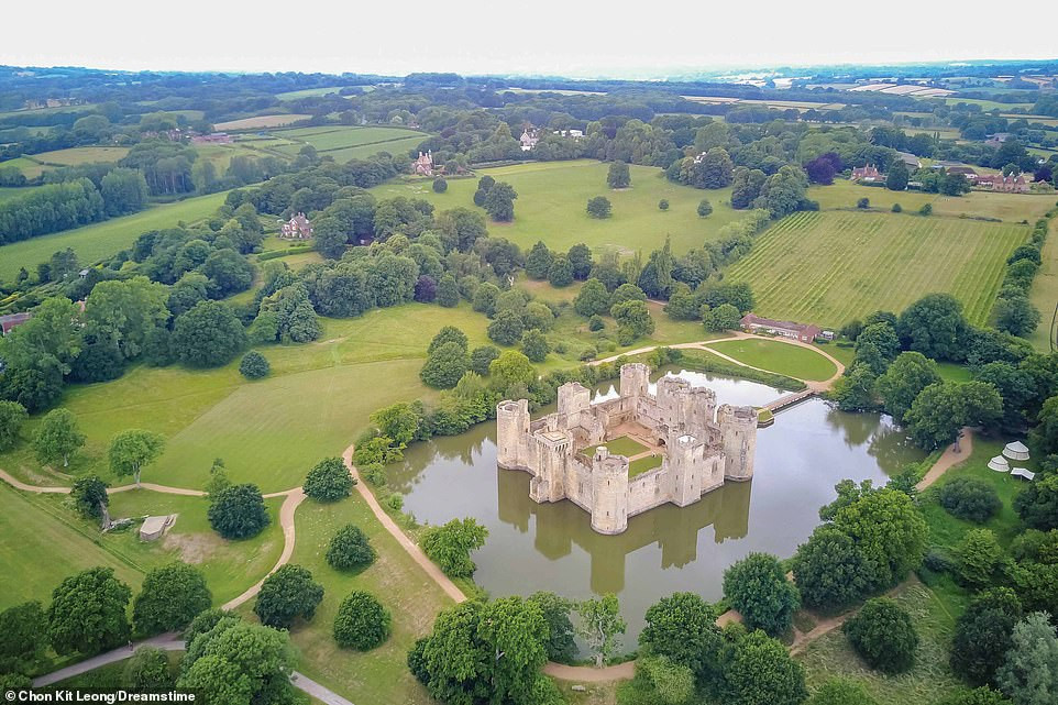 Lâu đài Bodiam tọa lạc gần Robertsbridge ở East Sussex, Anh. Công trình này được xây dựng năm 1385 bởi Sir Edward Dalyngrigge, nhằm bảo vệ khu vực khỏi bị Pháp xâm lược.