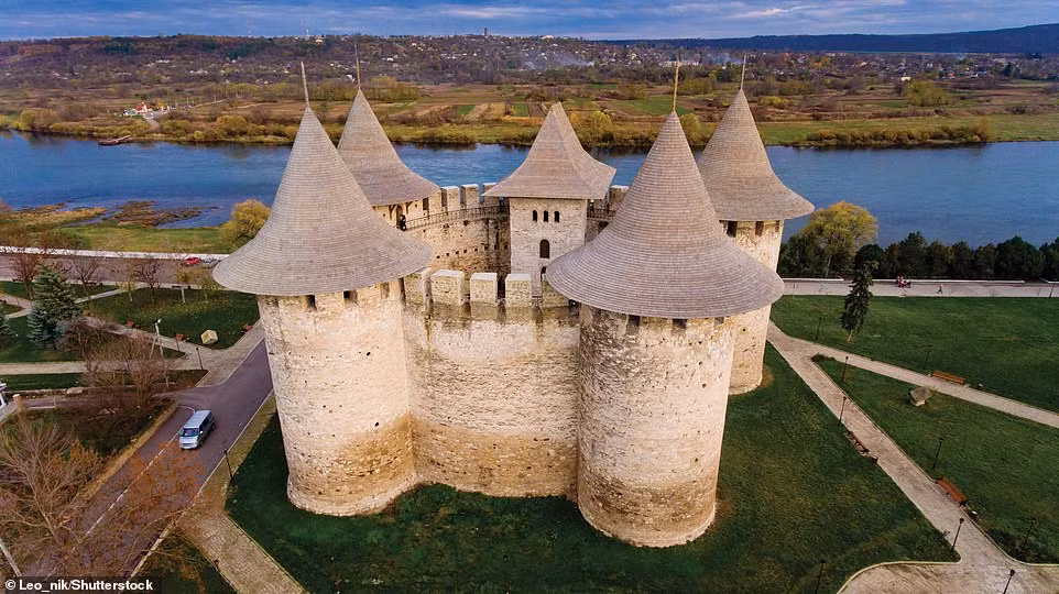 Lâu đài ấn tượng ở Soroca, Moldova.