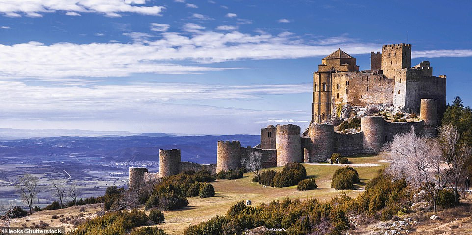 Loarre là một trong những lâu đài cổ nhất Tây Ban Nha. Tòa nhà được xây dựng trong khoảng thời gian từ năm 1020 đến đầu thế kỷ 12.