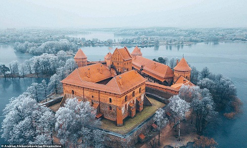 Lâu đài Trakai nằm trên một hòn đảo ở Lithuania bắt đầu được cho xây dựng vào thế kỷ 14 để làm một trung tâm tài chính. Tuy nhiên, công trình này đã bị phá huỷ nghiêm trọng trong vụ tấn công của các Hiệp sĩ Teutonic năm 1377. Ngoài ra, tòa lâu đài cũng bị phá hủy và xây lại vài lần. Hiện tại, có một cây cầu gỗ được xây dựng nối lâu đài Trakai với đất liền.