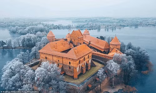 Lâu đài Trakai nằm trên một hòn đảo ở Lithuania bắt đầu được cho xây dựng vào thế kỷ 14 để làm một trung tâm tài chính. Tuy nhiên, công trình này đã bị phá huỷ nghiêm trọng trong vụ tấn công của các Hiệp sĩ Teutonic năm 1377. Ngoài ra, tòa lâu đài cũng bị phá hủy và xây lại vài lần. Hiện tại, có một cây cầu gỗ được xây dựng nối lâu đài Trakai với đất liền.