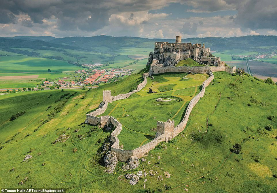 Spiš là một trong những lâu đài lớn nhất Châu Âu, được xây dựng lần đầu tiên vào thế kỷ 12. Bị bỏ hoang vào đầu thế kỷ 18, tòa lâu đài này hiện giờ mới chỉ được trùng tu một phần.